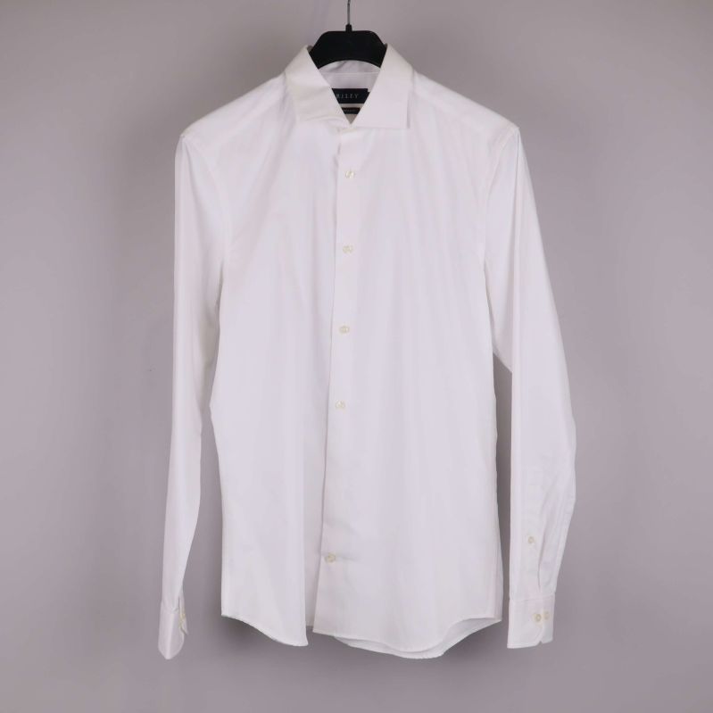 Helbild av vit långärmad skjorta framifrån på galge