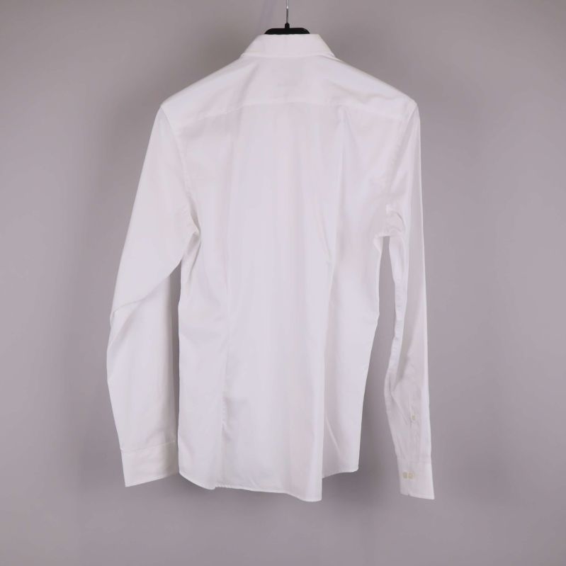 Helbild av vit skjorta bakifrån på galge