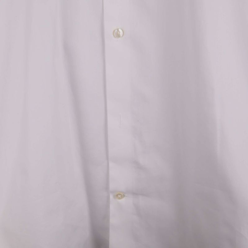 Närbild på knappar och tyg framtill på skjortan