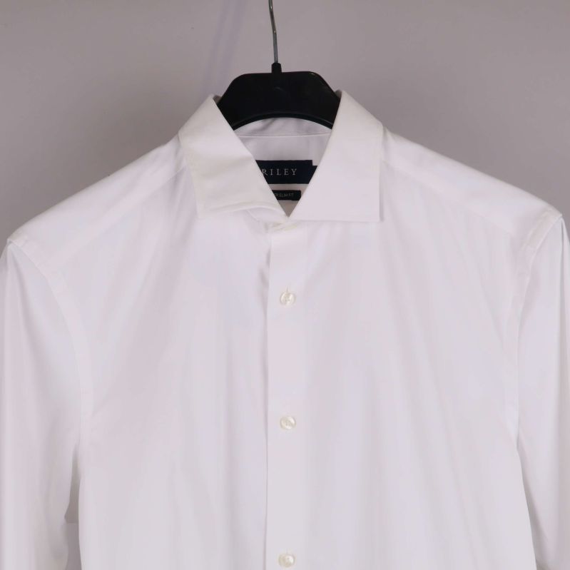 Närbild på skjortans överdel med klassisk krage