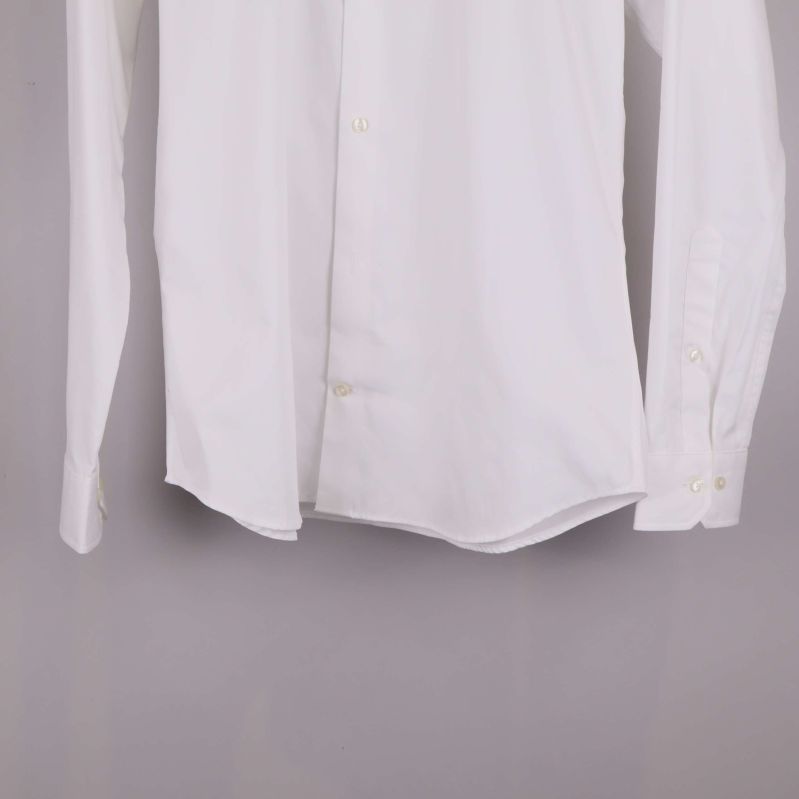 Närbild på skjortans nederdel och knappslå