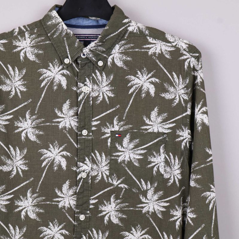 Krage och varumärkesdetalj