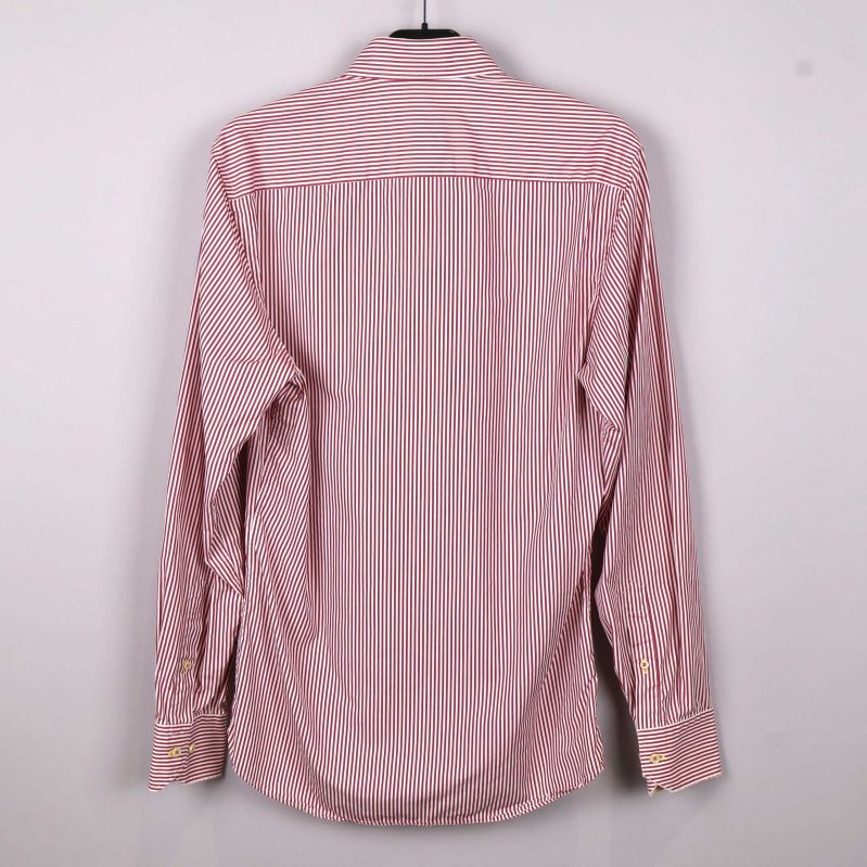 Baksida av randig skjorta