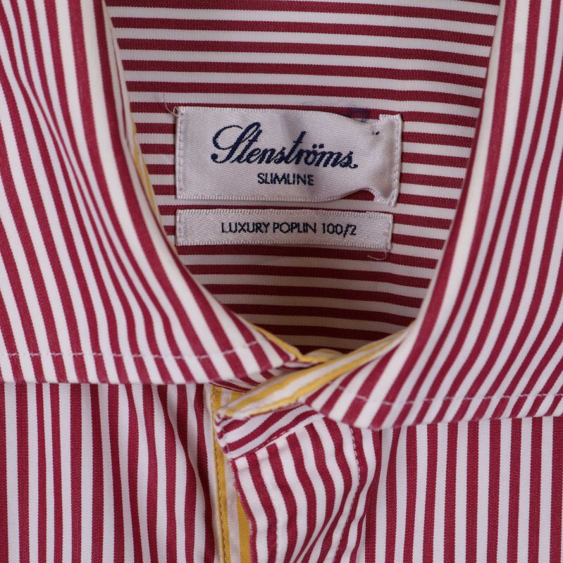 Detaljerad framsida och krage