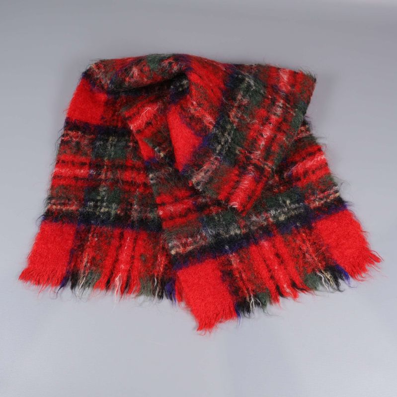 Stor rutig halsduk utlagd med synliga fransar