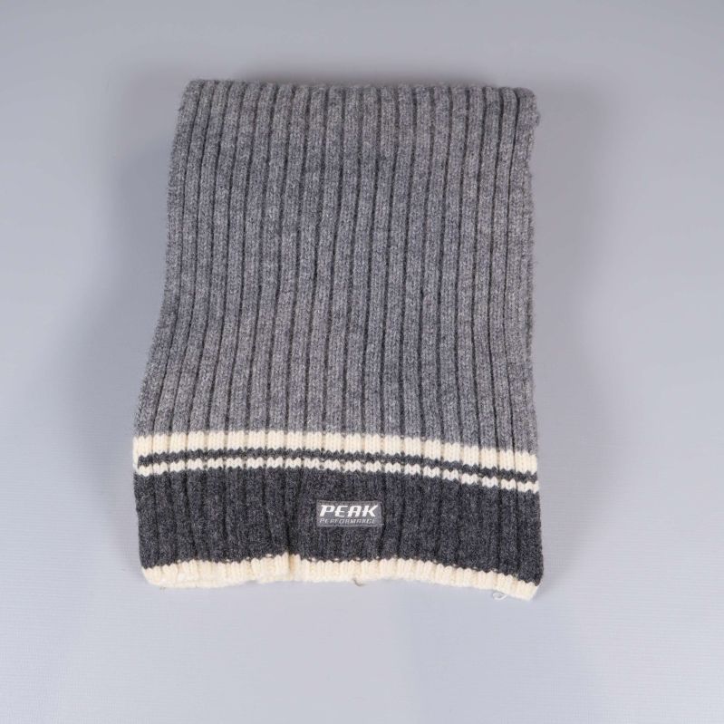 Ribbstickad halsduk i gråton med kontrastränder hopvikt
