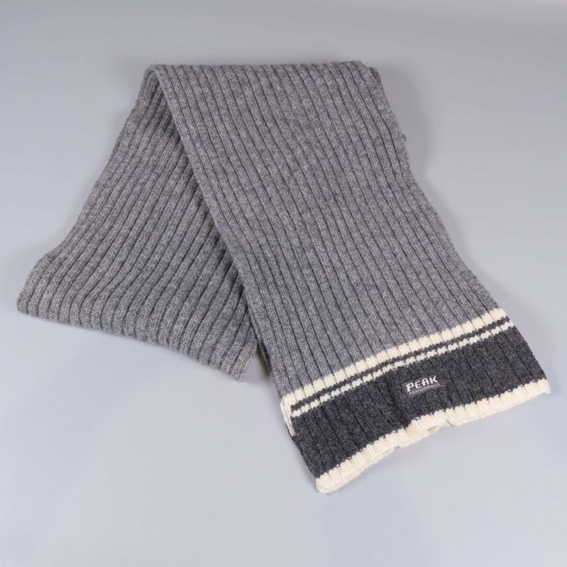 Grå ribbstickad halsduk med vita och mörkgrå ränder