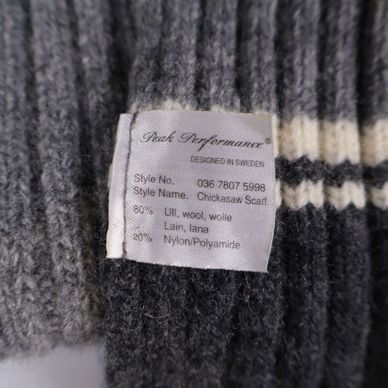 Materiallapp som visar ull och nylon på halsduk