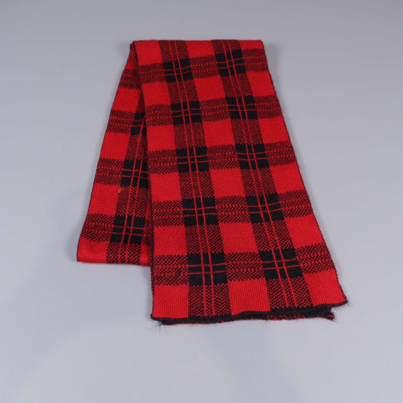 Röd och svart rutig halsduk utlagd på ljus bakgrund