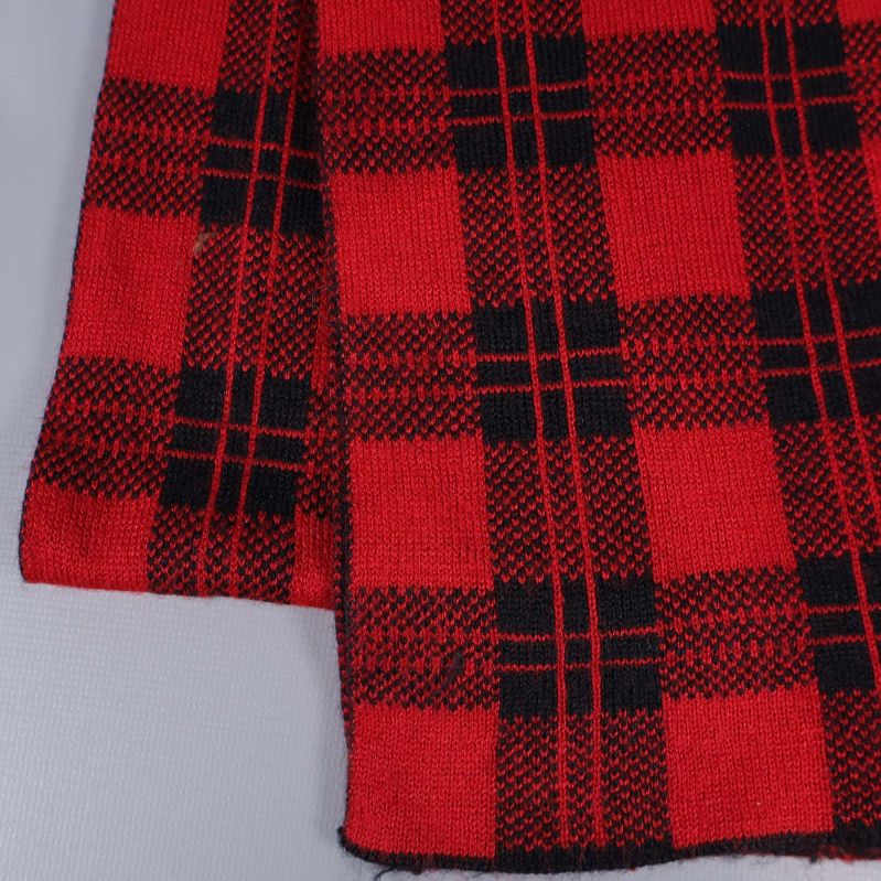 Närbild på röd och svart rutig halsduk