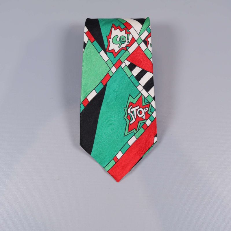 Framsidan av slips med grafiskt mönster i rött, grönt och svart
