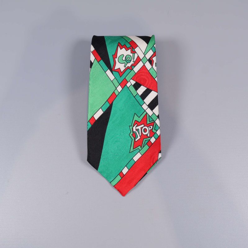 Framsida av slips syns igen med mönstrade detaljer