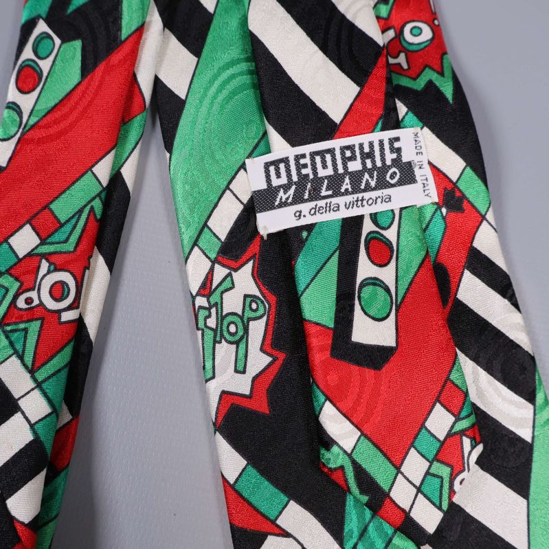 Närbild på slipsens etikett med text Memphis Milano