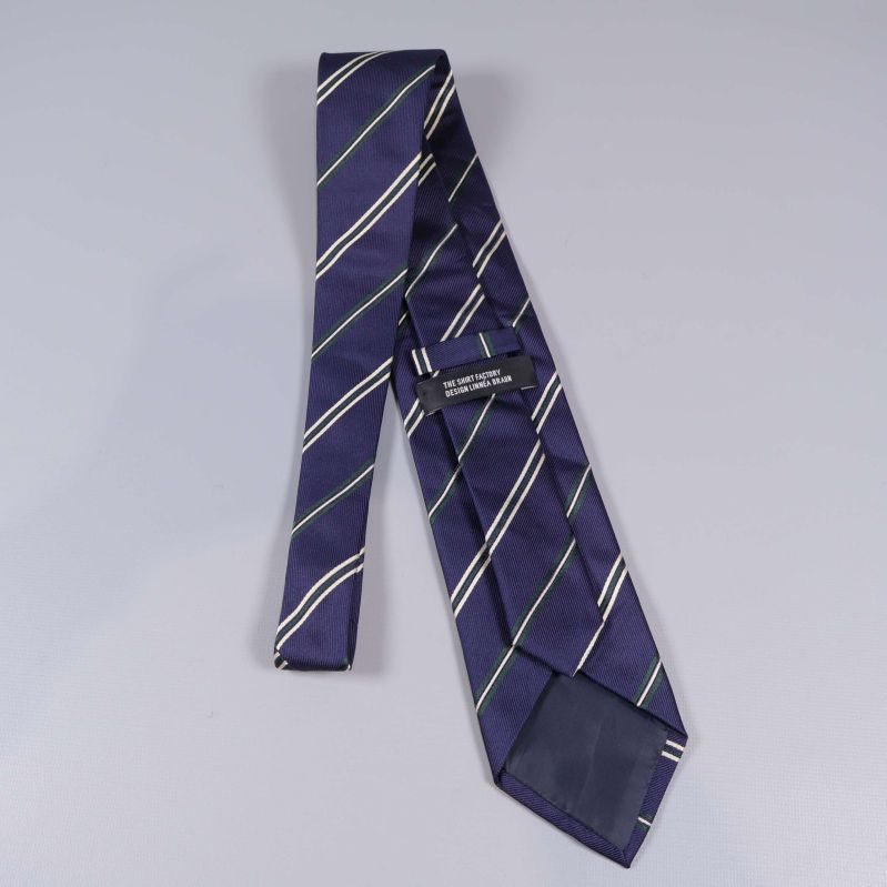 Baksidan av slips med synlig hängare och etikett