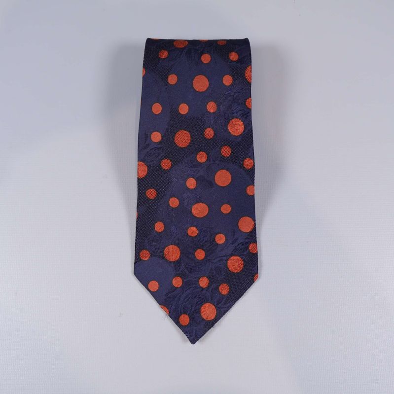 Slips med mörkblå grund och oranga prickar syns uppifrån