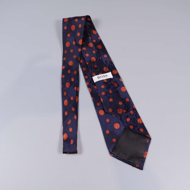 Baksida av slips med synlig Boss-etikett