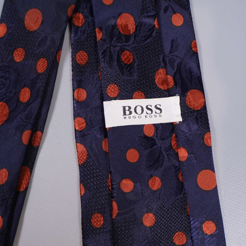 Närbild på etikett från BOSS Hugo Boss inuti slipsen