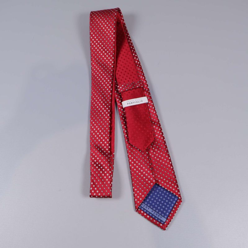 Baksida på slips med blå tygpatch och etikett