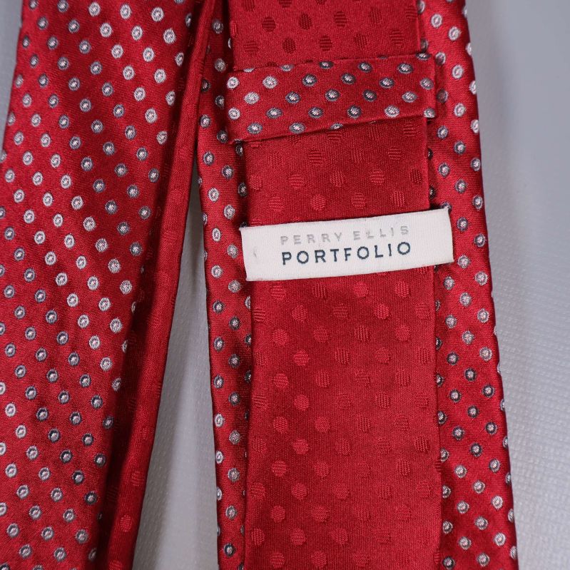 Perry Ellis Portfolio-etikett på slipsens baksida