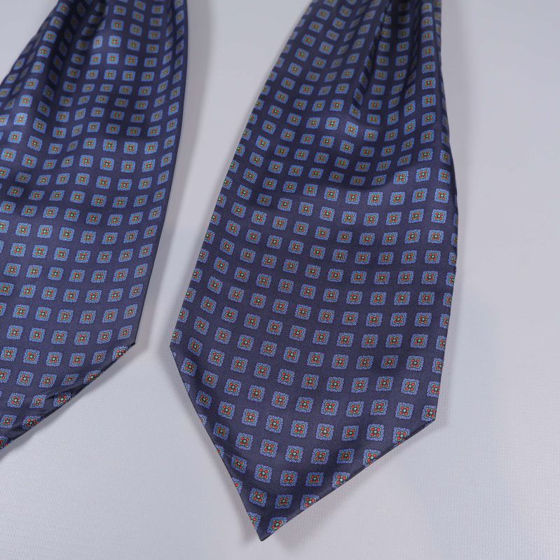 Detalj av scarfens spets och rutmönster