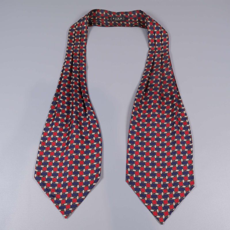 Upphängd slips med synligt mönster och form