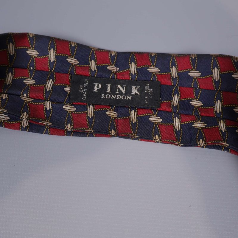 Närbild på etikett med text Pink London