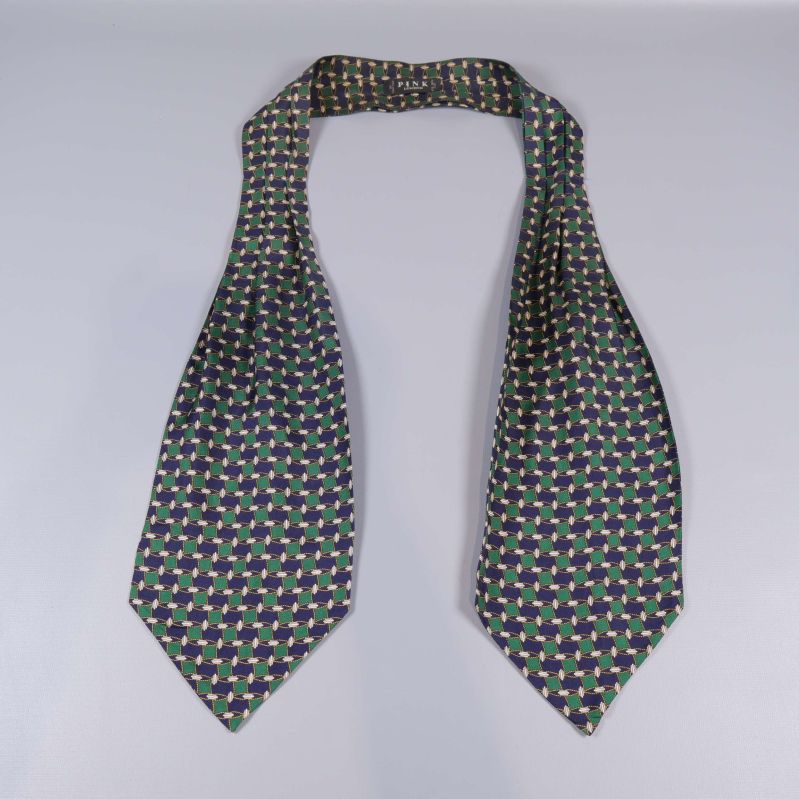 Slips med grafiskt mönster lindad ut på bord