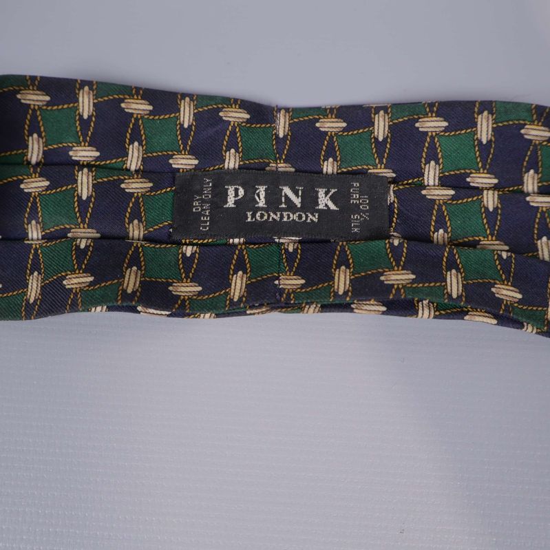 Närbild på märkesskylt Pink London på slips