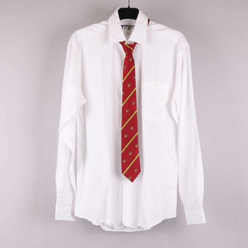 Vit skjorta med slips