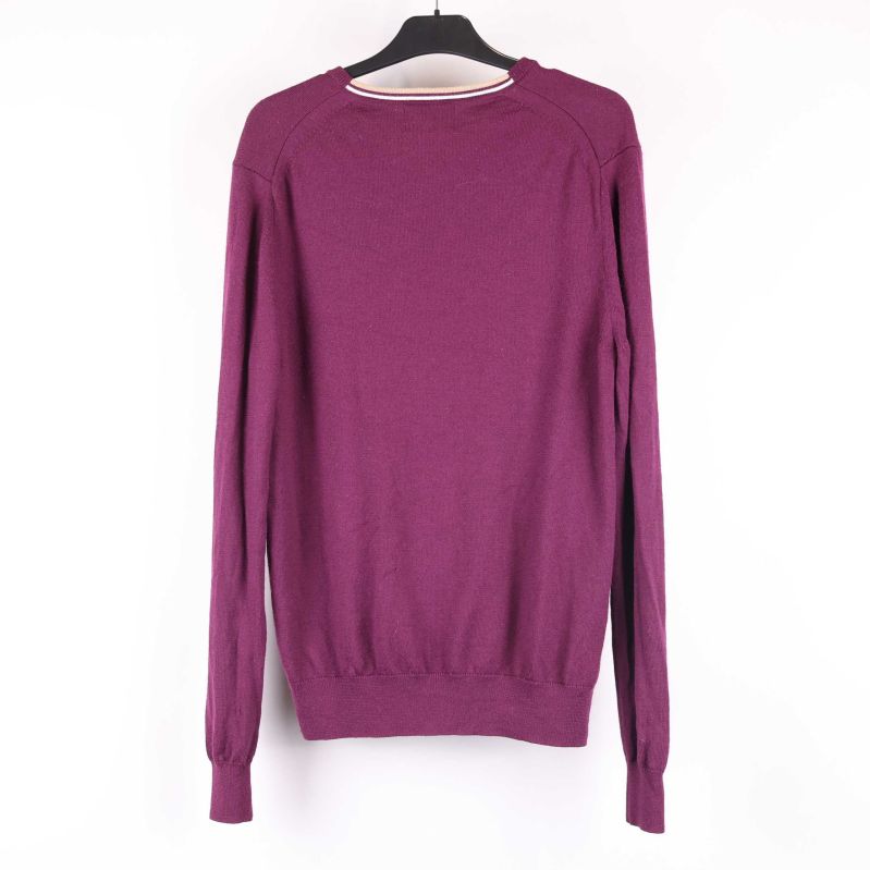 V-ringad tröja bakifrån