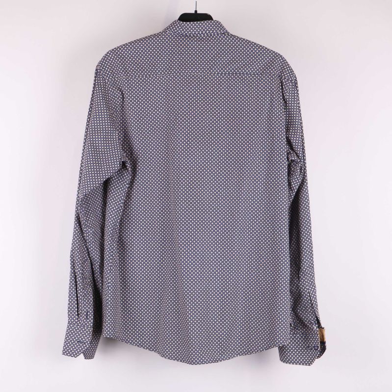 Baksida av skjorta med mönster