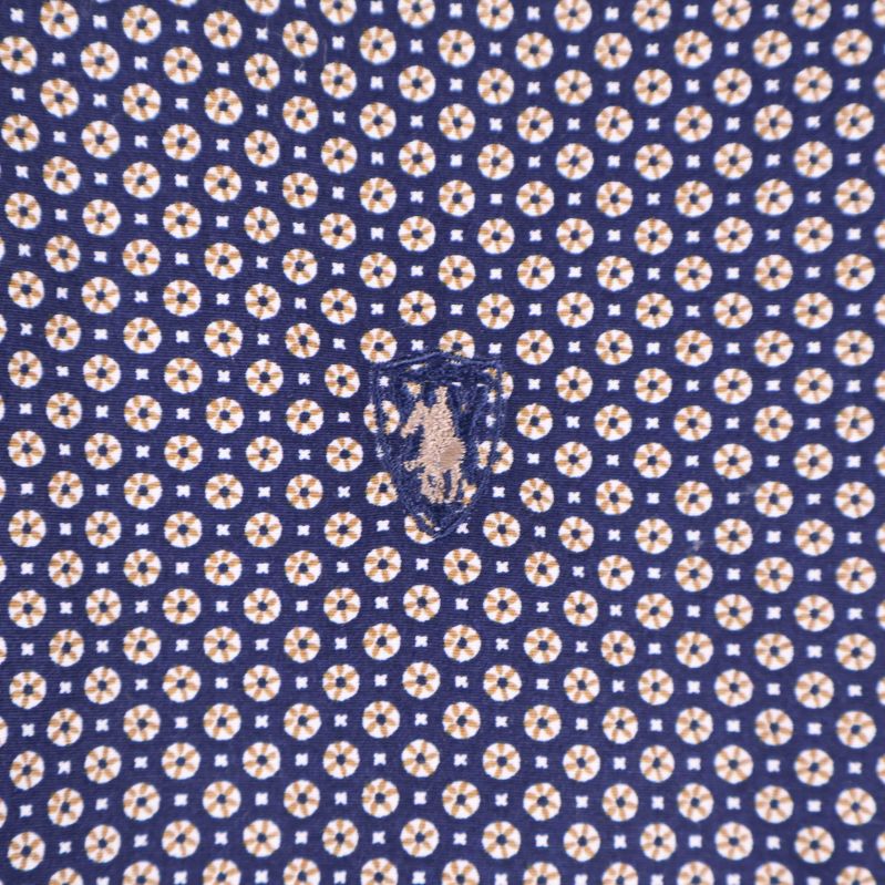 Broderad detalj på bröstet