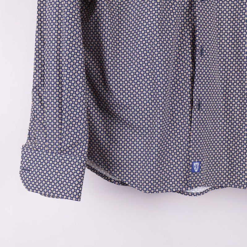 Ärmslut med knapp och mönster