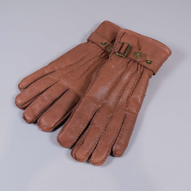 Handskarna ligger parvis med detaljsömmar synliga