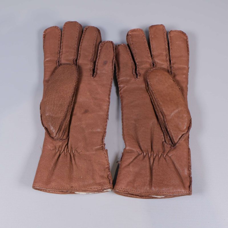 Handskarna vänds och visar insidan med elastisk söm