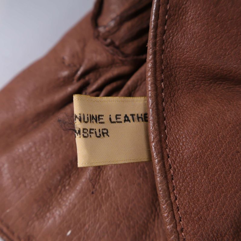 Närbild på etikett: genuine leather och lambfur