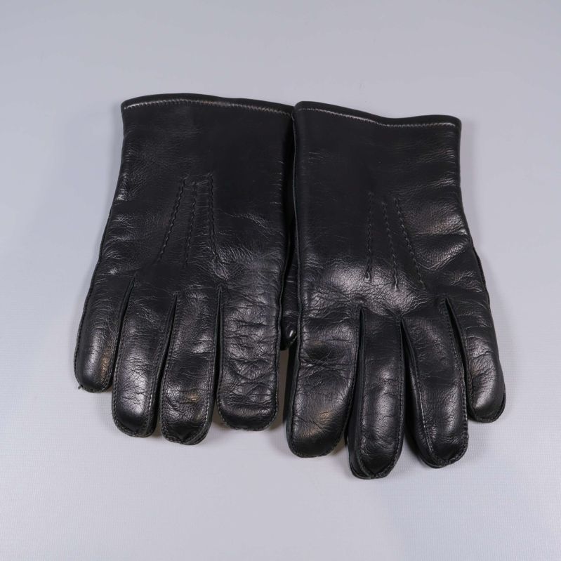 Handskar i svart skinn, placerade bredvid varandra