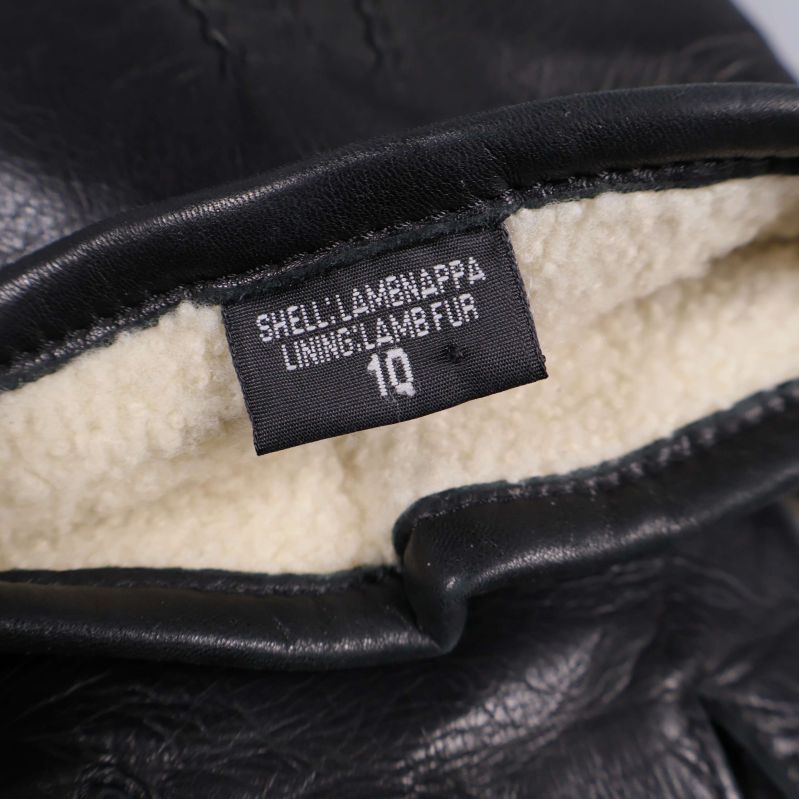 Närbild på etikett med texten lammskinn och lammpälsfoder