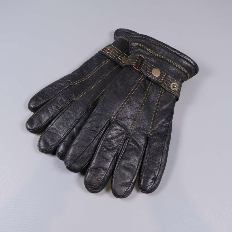 Handskar i svart med dekorsömmar och knapp framifrån