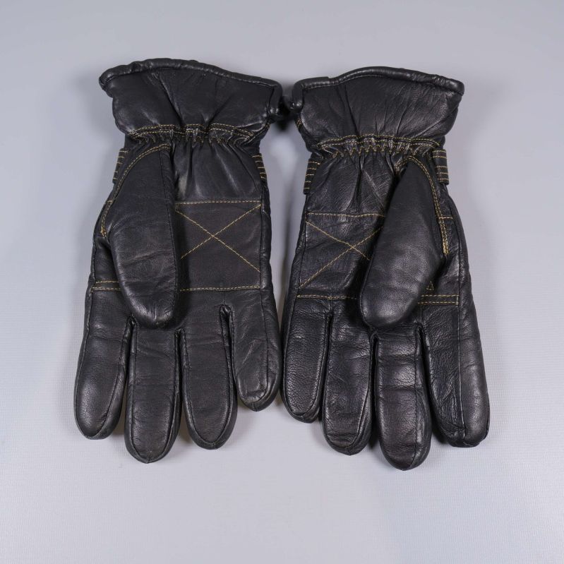 Handskarnas baksida med elastisk söm och sömstruktur