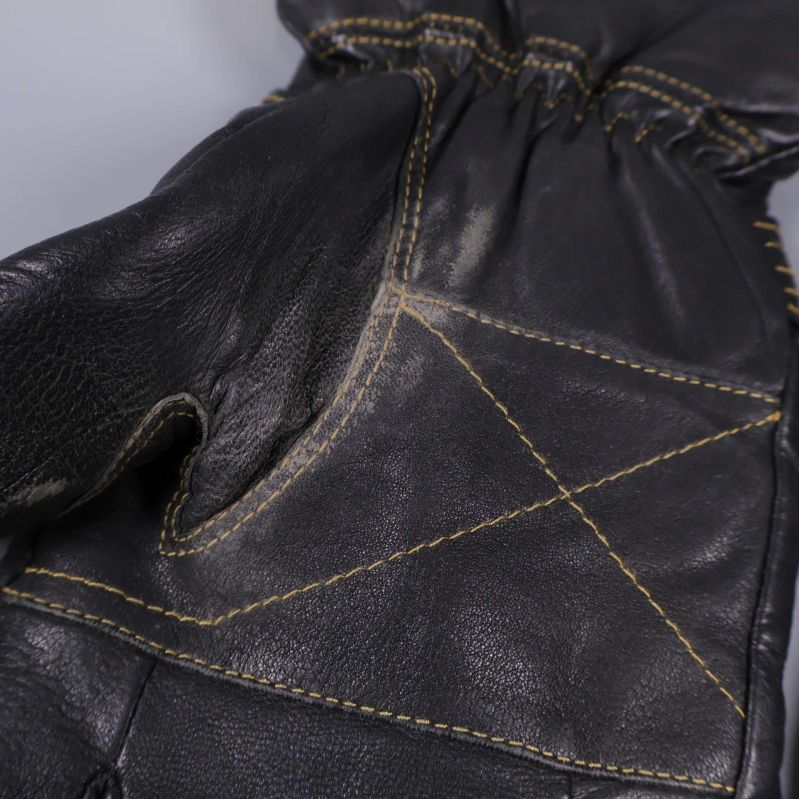 Närbild på handskarnas tumme och tvärgående söm