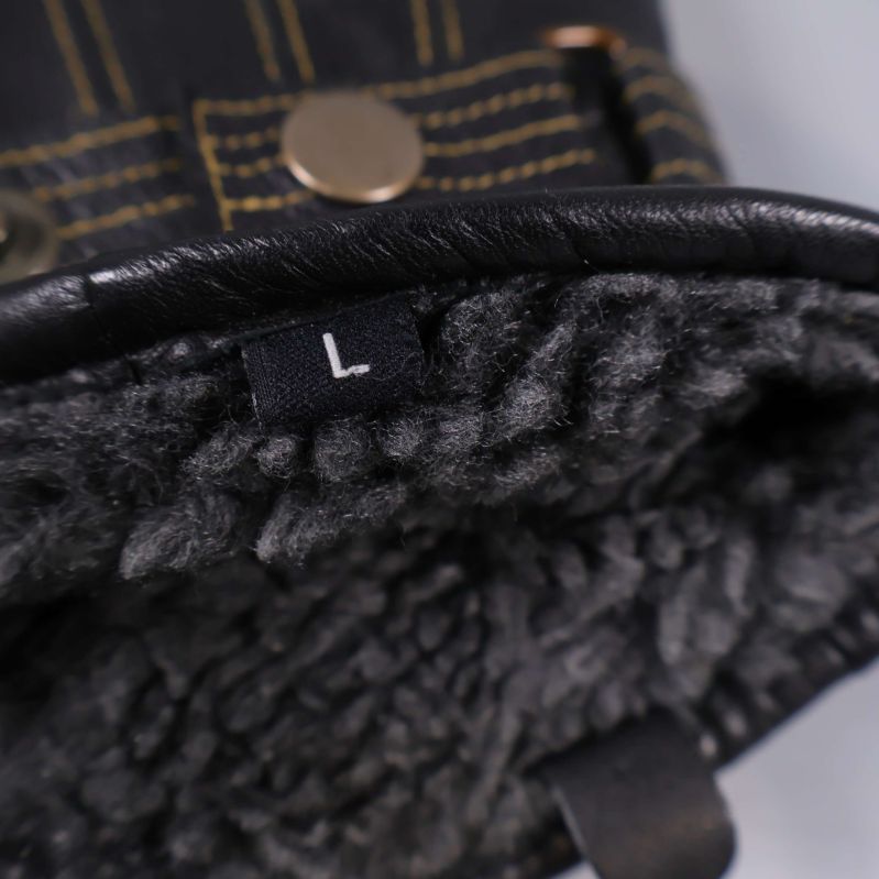 Insidan visar mjukt grått foder och storleksetikett L