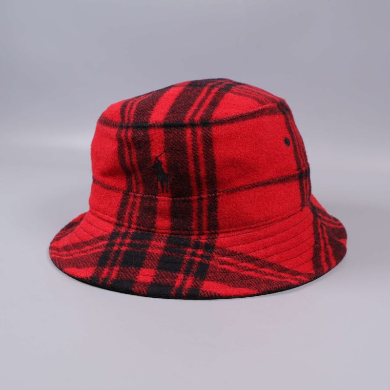 Röd och svartrutig bucket hat i helbild