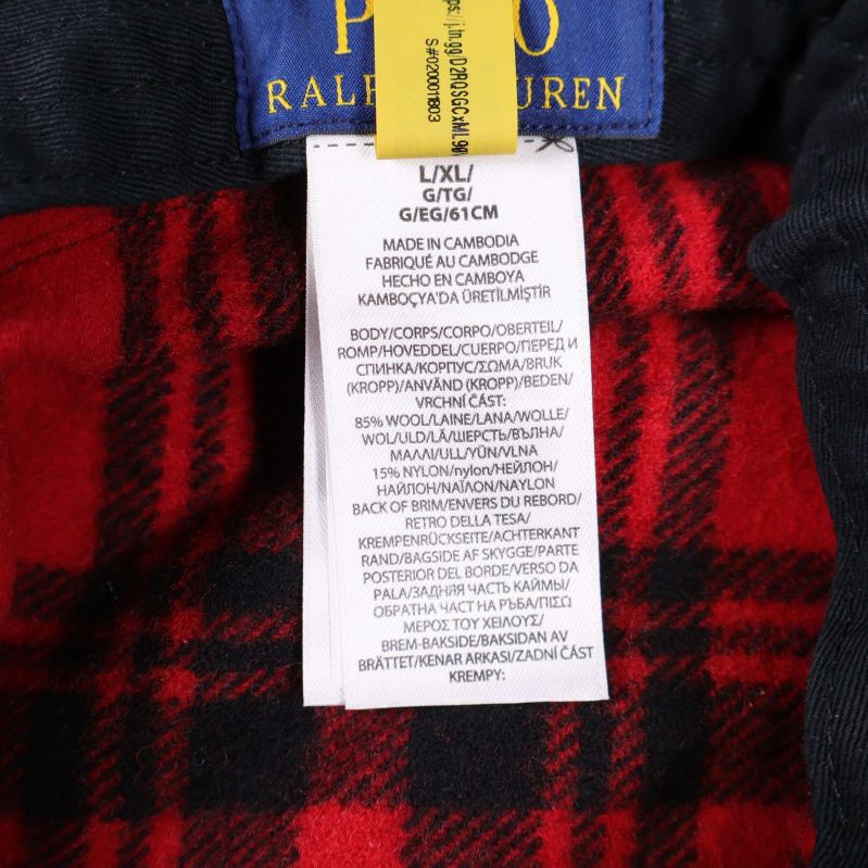 Etikett med storleksinformation och material på bucket hat