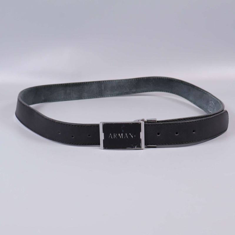 Svart läderbälte utsträckt med ARMANI-spänne