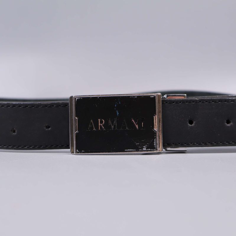 Framsida av svart bälte med ARMANI-logotyp på spännet
