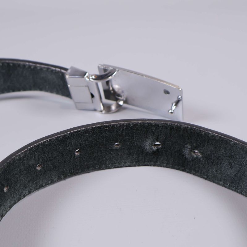 Detaljbild av bältet öppet vid metallspännet