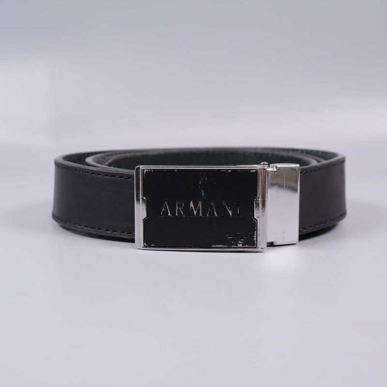 Svart läderbälte rullad med silvrigt spänne