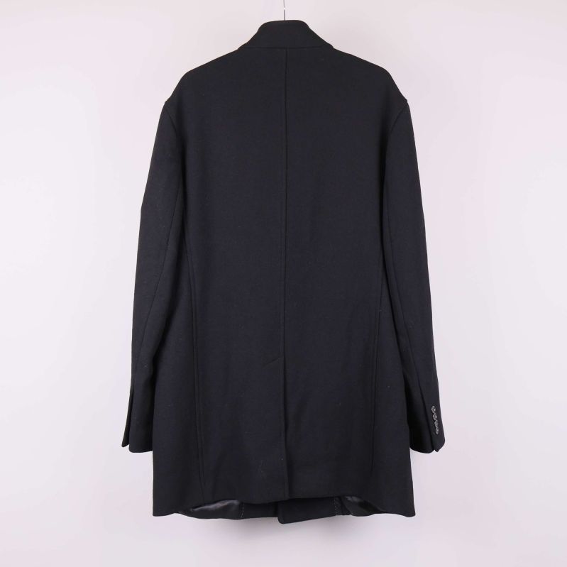 Baksidan av svart kappa med enkel siluett och slits