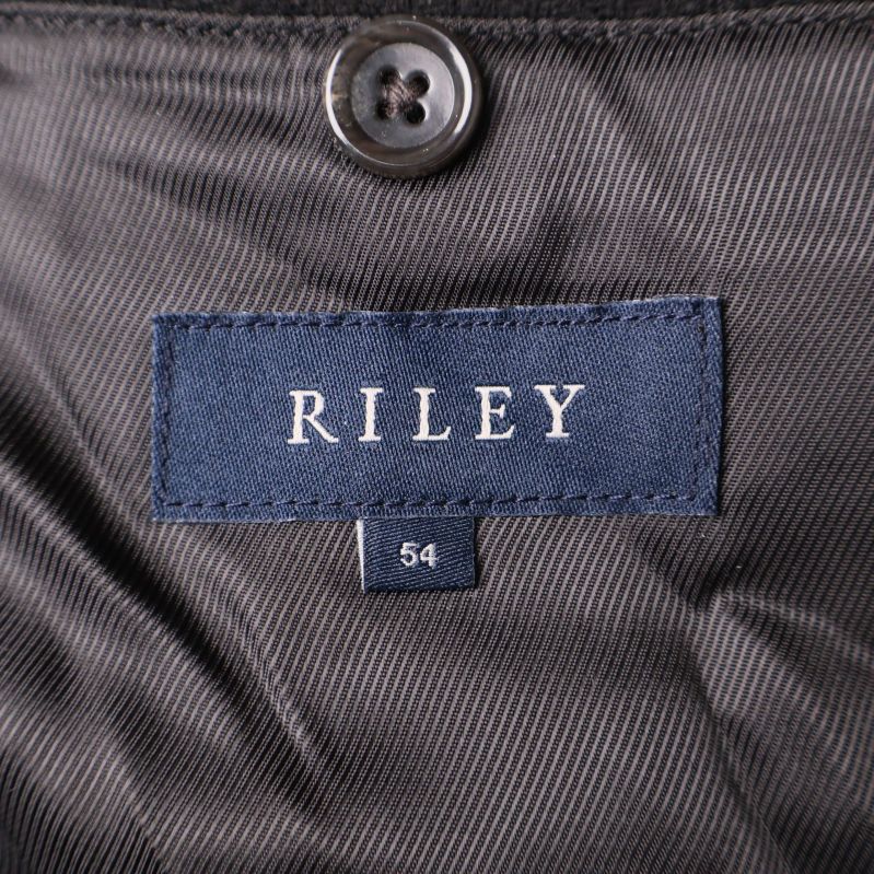 Närbild på RILEY-logga och storlek 54 på etikett